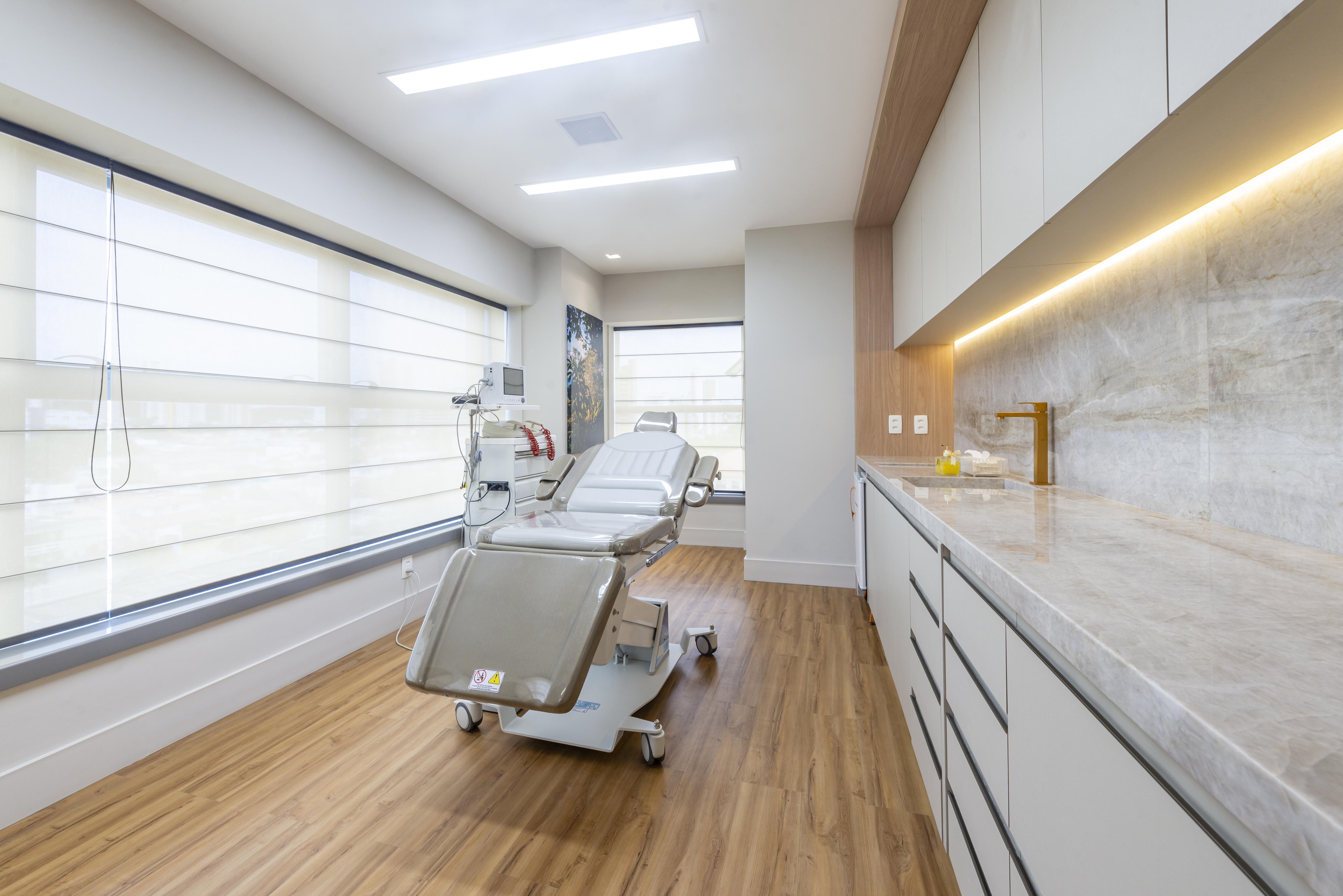 Healthcare clinic with waterproof MSPC flooring designed for easy cleaning and long-term commercial performance.2.jpg